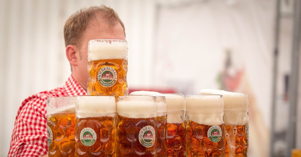 zarobki kelnerów na oktoberfeście, zarobki oktoberfest, praca oktoberfest, ile można zarobić na oktoberfeście, oktoberfest niemcy, niemcy, stawki, płace