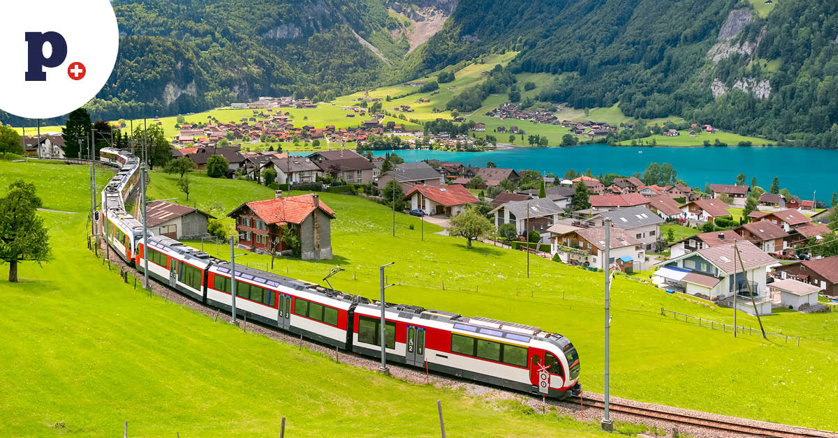pociąg na tle szwajcarskiej wioski
