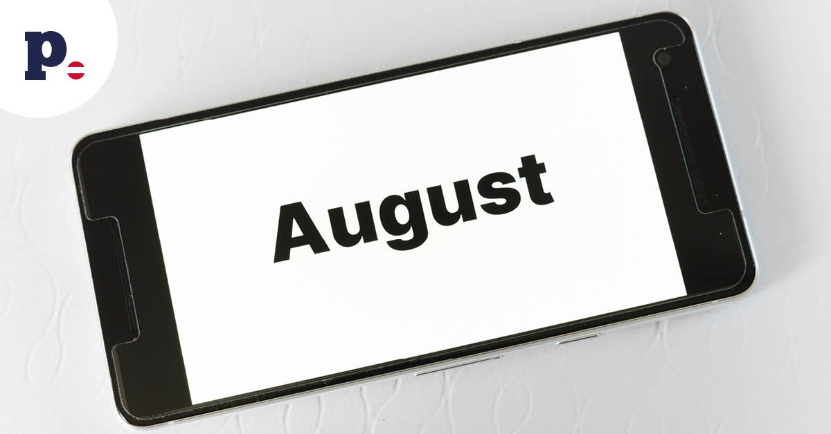 smartfon z napisem august