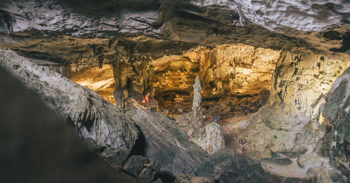 Szwajcaria, jaskinie w Szwajcarii, najpiękniejsze jaskinie Szwajcarii, groty w Szwajcarii, atrakcje turystyczne Szwajcarii, podziemne jezioro Szwajcaria, Lac Souterrain de Saint-Léonard, Hölloch, Höllgrotten, jaskinie św. Beatusa, Kesslerloch, Mont Vully, Grotte aux Fées, co zobaczyć w Szwajcarii, podróże po Szwajcarii, wakacje w Szwajcarii, urlop w Szwajcarii,