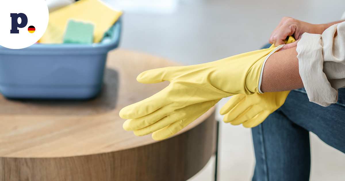preparaty do czyszczenia, osoba zakładająca rękawice
