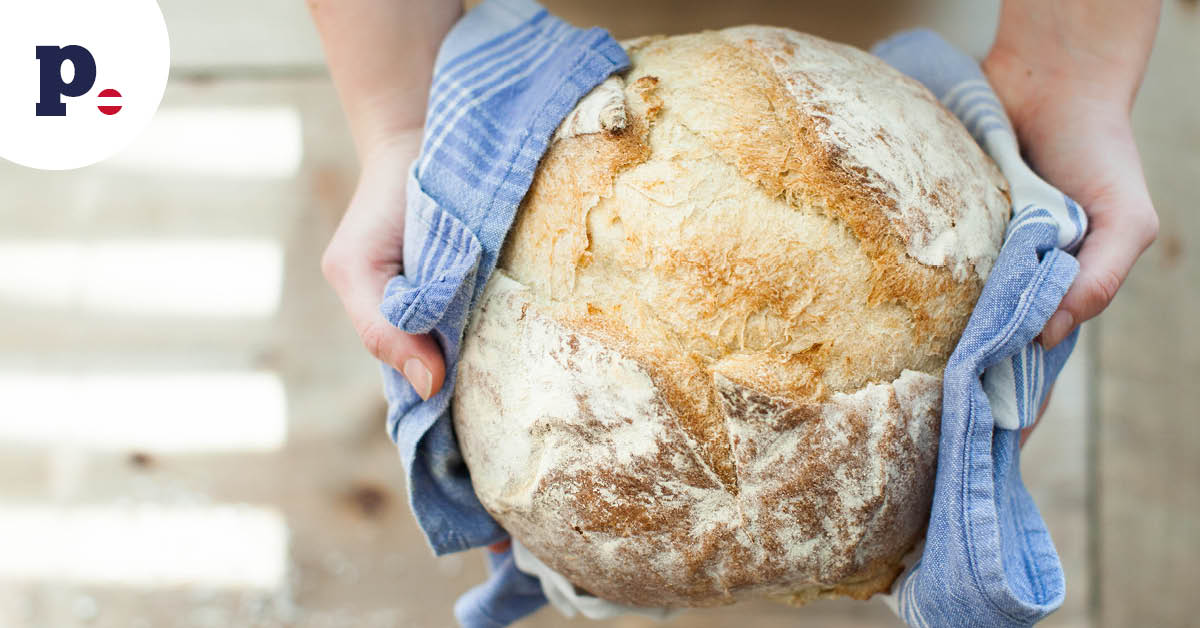 ręce trzymajace bochenek chleba