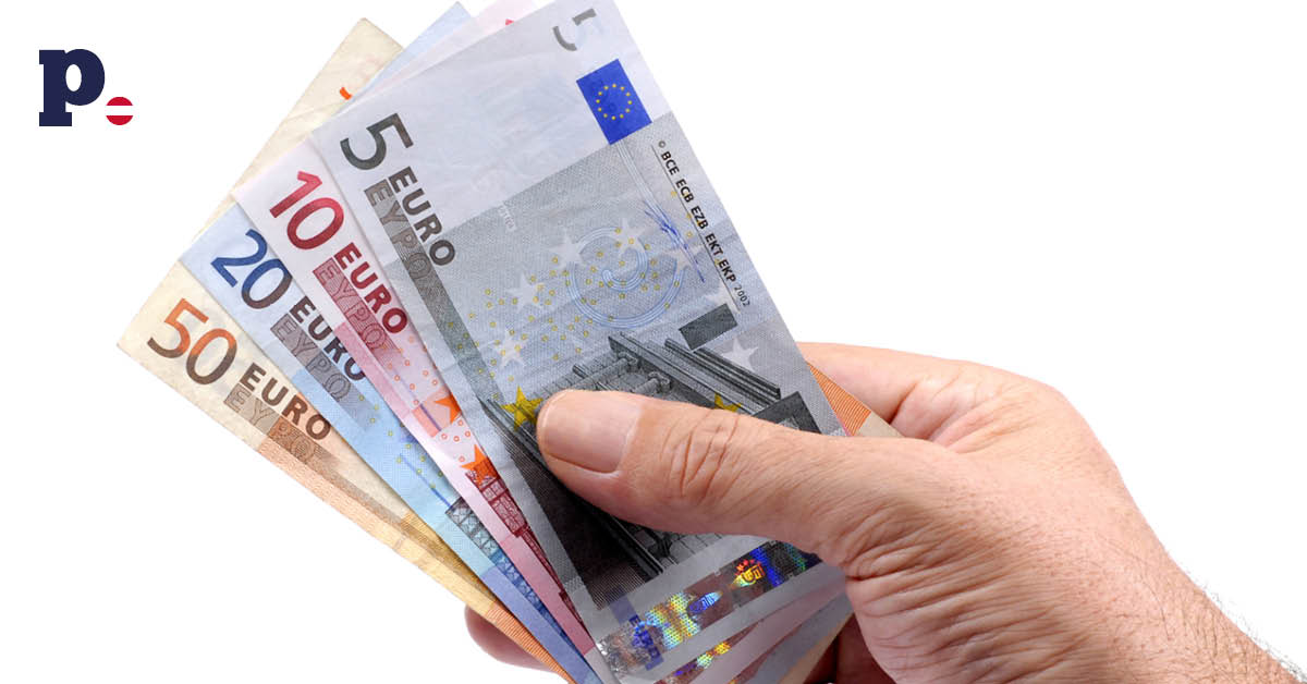 ręka trzymająca banknoty euro