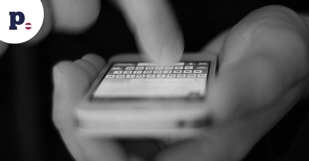 czarno białe zdjęcie rąk trzymających smartfon