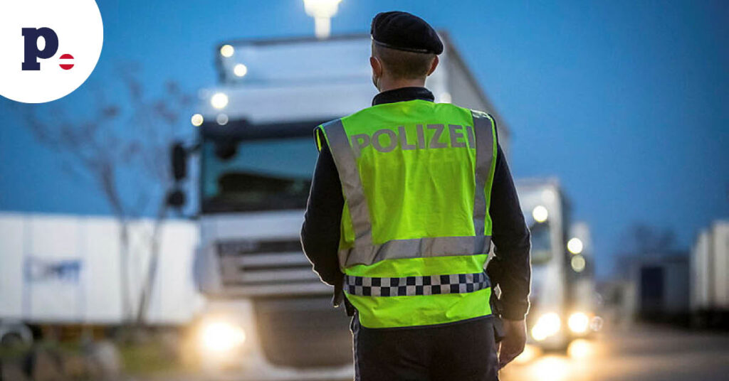 Policjant na granicy i ciężarówka