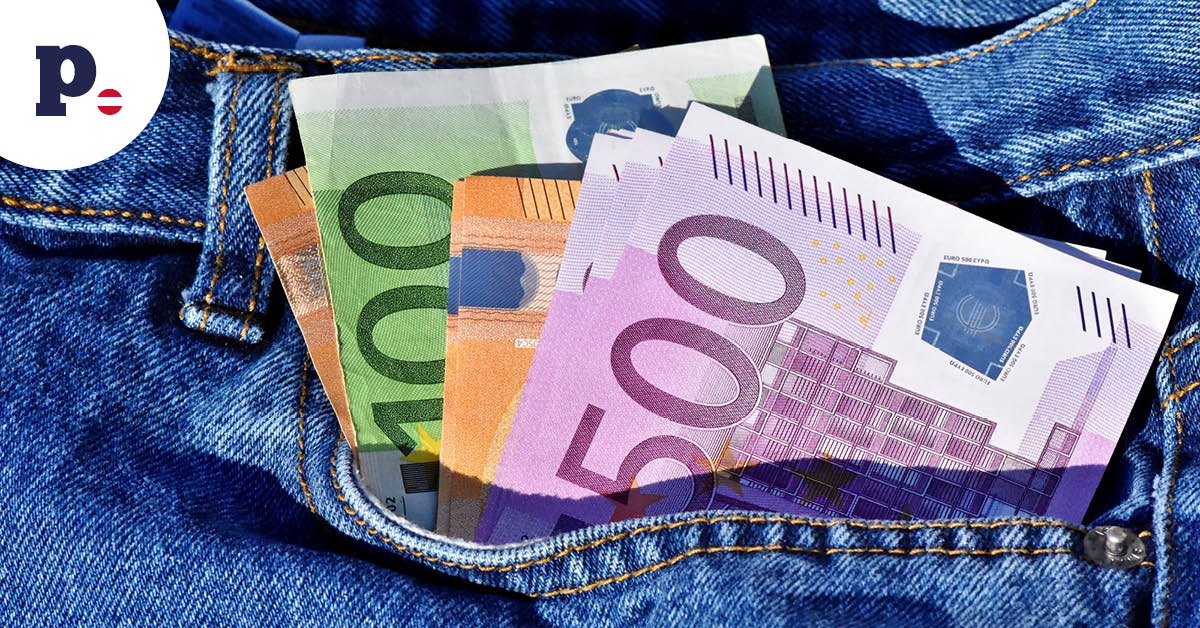 banknoty euro wystające z kieszeni