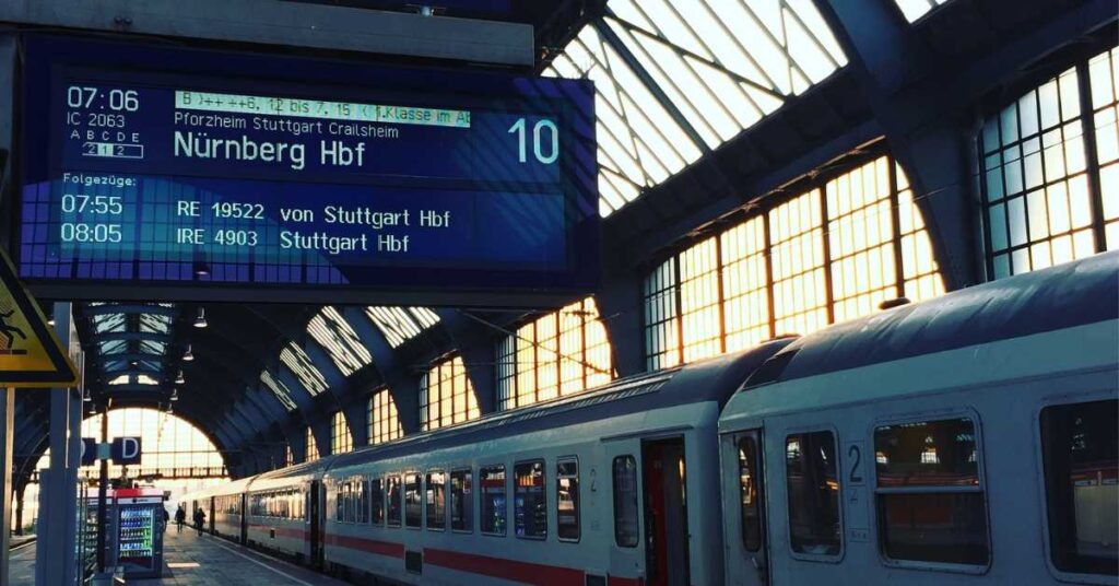 stacja kolejowa i pociąg DB