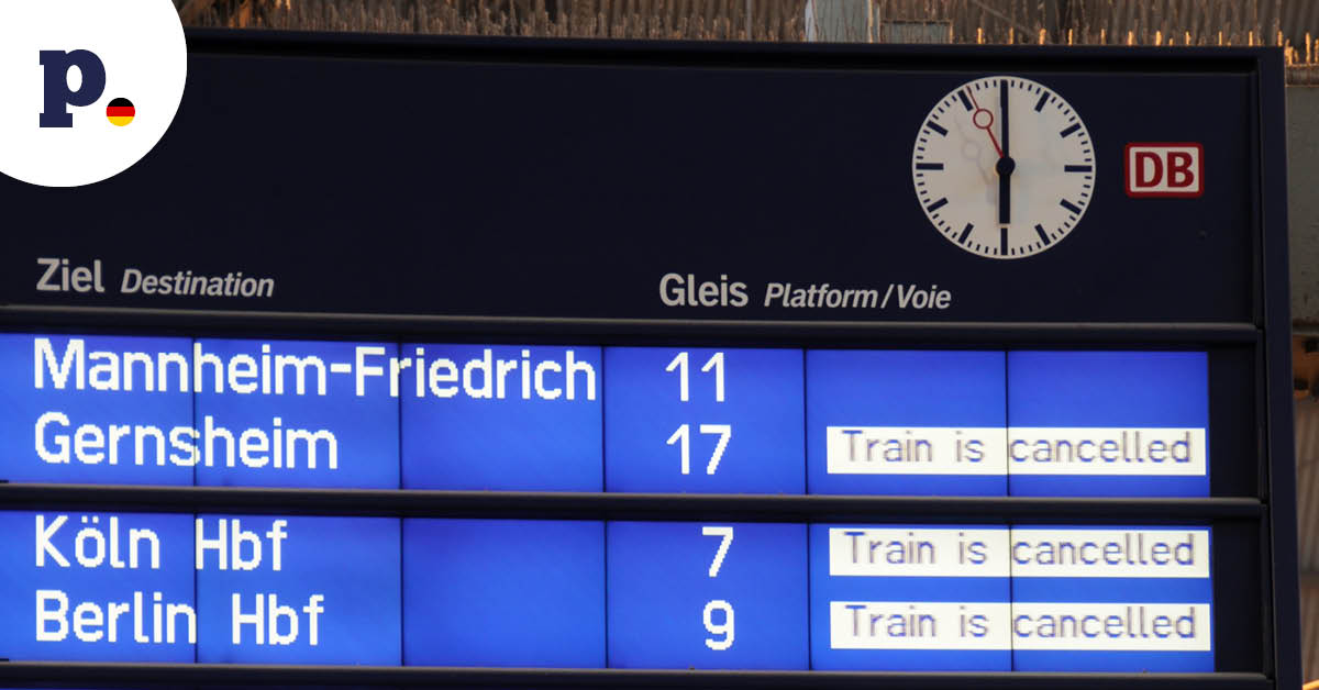 tablica informacyjna z odwołanymi połączeniami pociągów w Niemczech