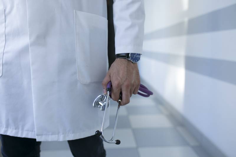 lekarz niosący w ręce stetoskop
