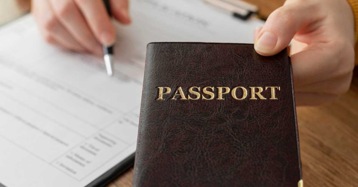 kobieta podaje paszport