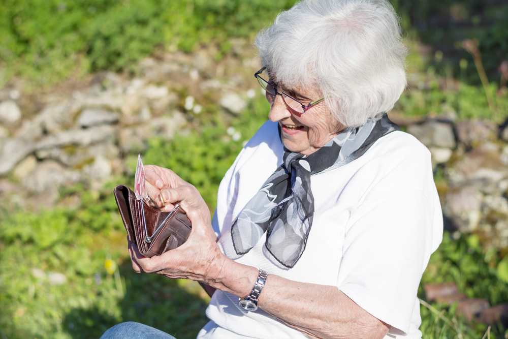 starsza kobieta z portfelem