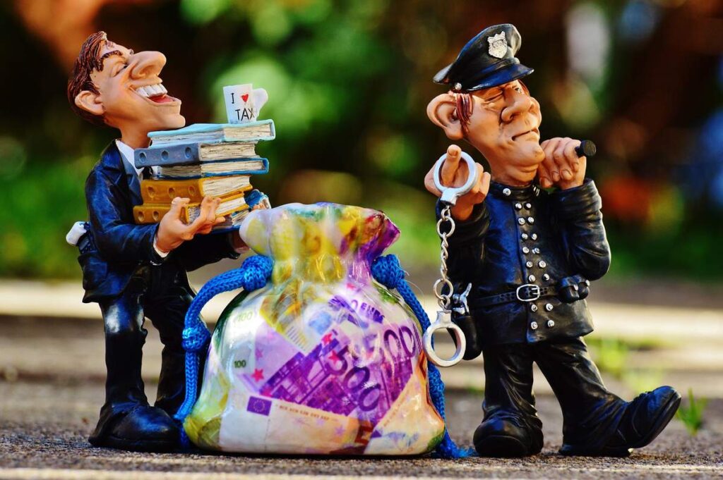 gigurki policjanta i oszusta, worek z pieniędzmi