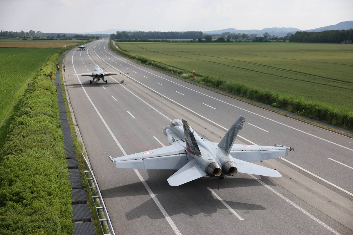 myśliwce, Szwajcaria, wojsko Szwajcaria, ćwiczenia wojskowe, autostrada