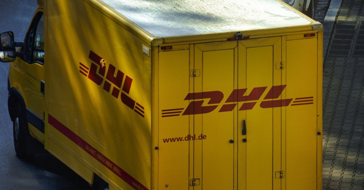 DHL, kurier, auto kurierskie, dostawa, poczta, paczki, doręczyciel