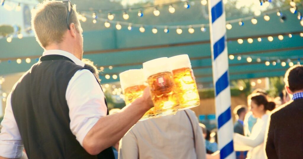 piwo, kelner, oktoberfest, wiesn, münchen, kufel piwa Maß