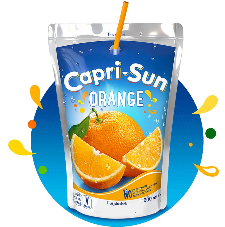 Capri-Sun o smaku pomarańczowym z plastikową słomką