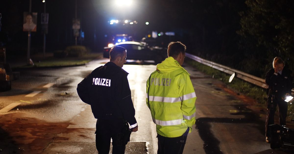 policjanci, polizisten, unfall, wypadek, noc, niebieskie światło, blaulicht