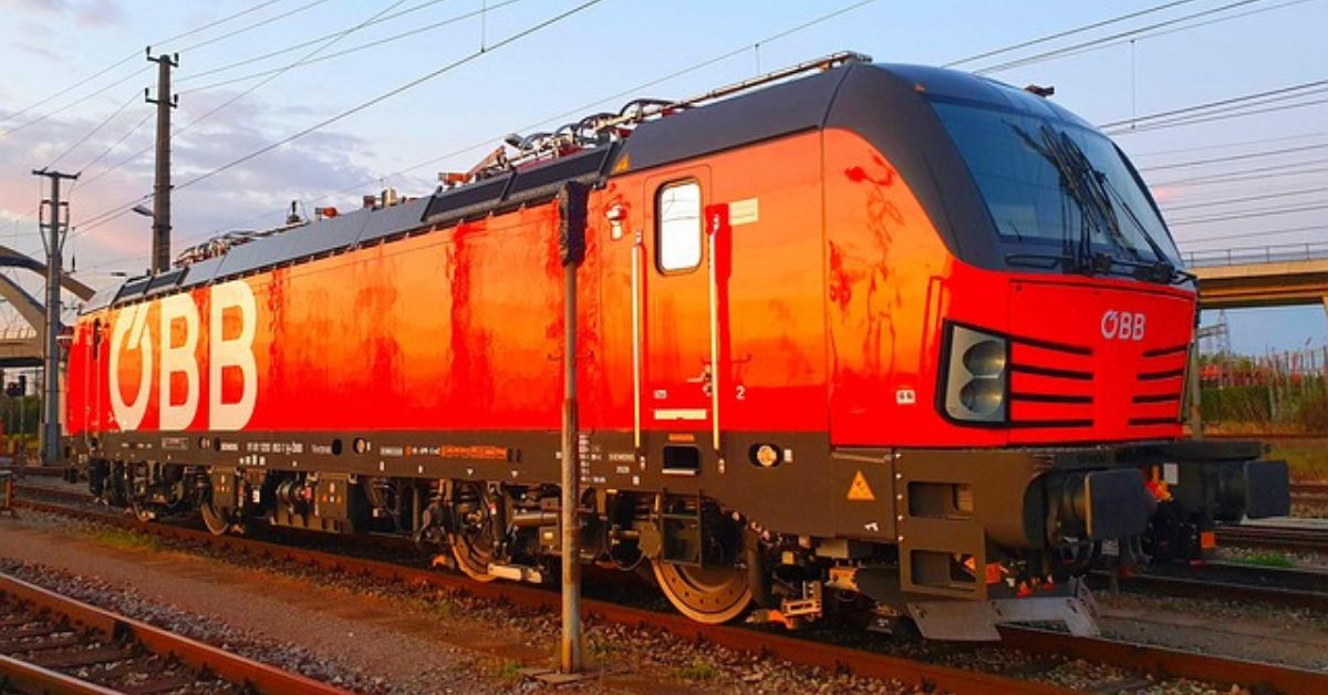 ÖBB, pociąg, austriacka kolej, czerwona lokomotywa, tory