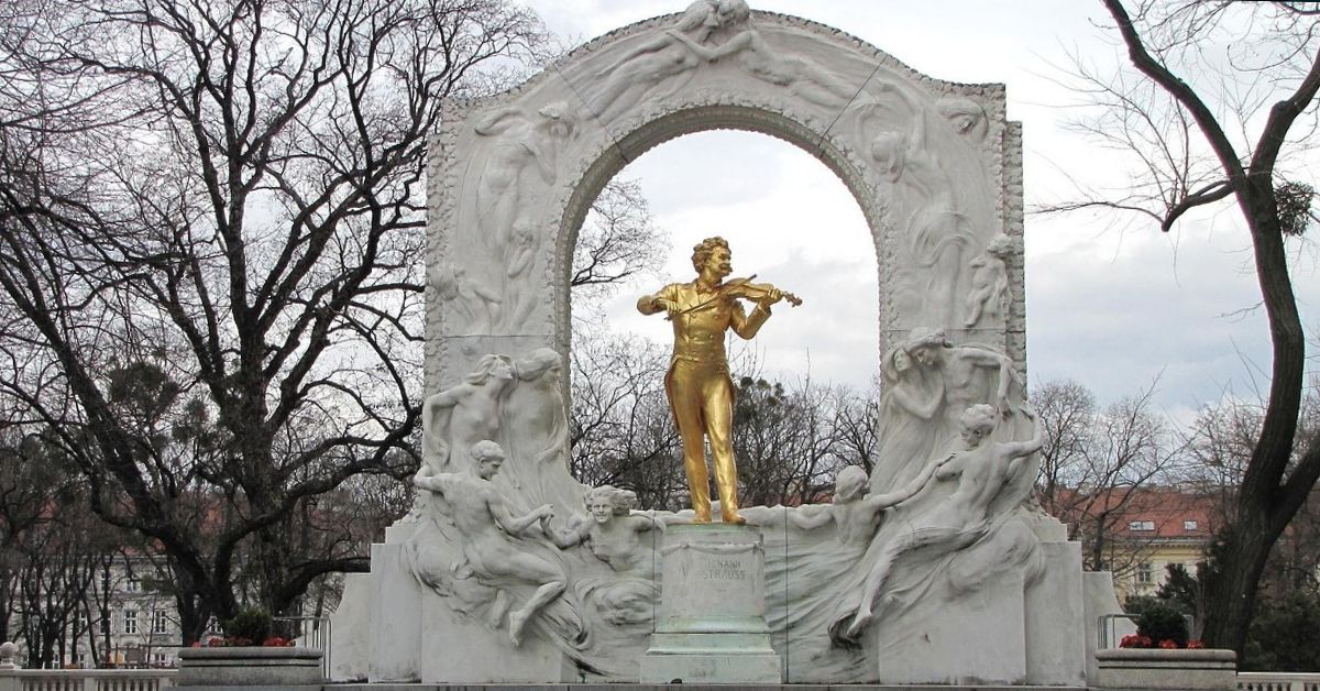 johann strauss, wieedeń, pomnik, jkról walca, złoty pomnik, rzeźba