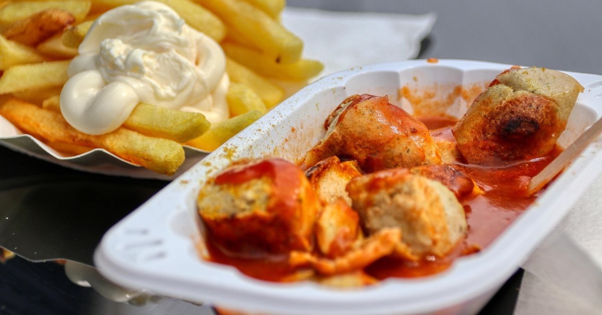 currywurst, vw currywurst kiełbaska, frytki, danie, jedzenie