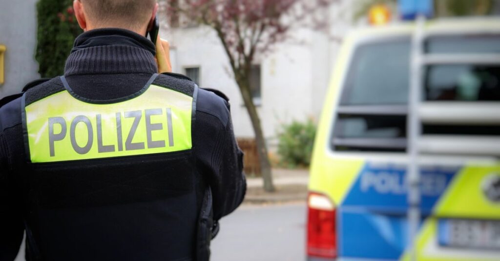 policja, funkcjinariusz policji, polizei, samochód policyjny, niemiecka policja, interwencja