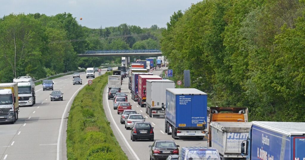 autostrada, droga, ruch drogowy, korki, stau, samochody, tłok, utrudnienia