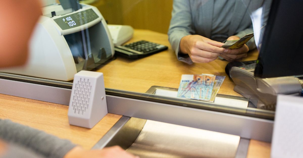 bank, okienko, kasa, klient, kasjer, bankowość, pieniądze, praca w banku