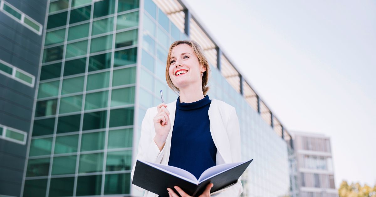 businesswoman, bizneswoman, zarobki, praca, miasto, funkcja, manager