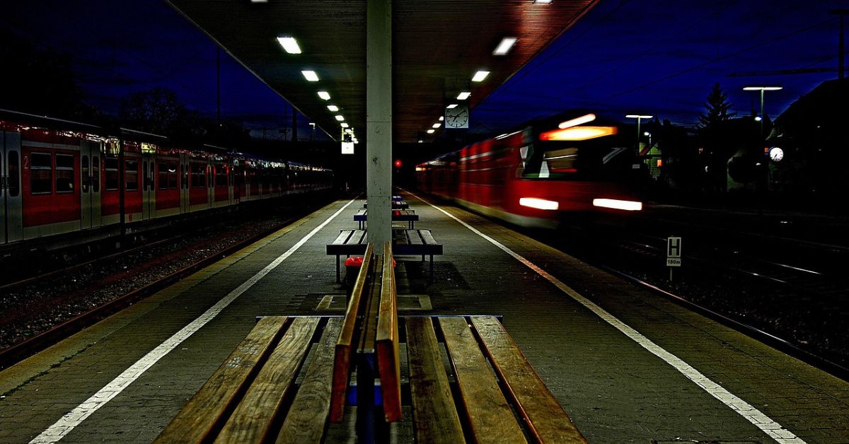 pociąg nocny, nocny przejazd, wagon sypialny, stacja, noc, kolej, pociąg
