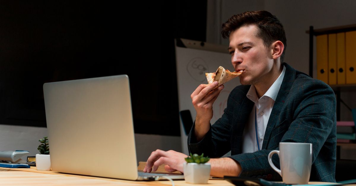 praca noca, praca zmianowa, schichtarbeit, pracownik, laptop, biuro