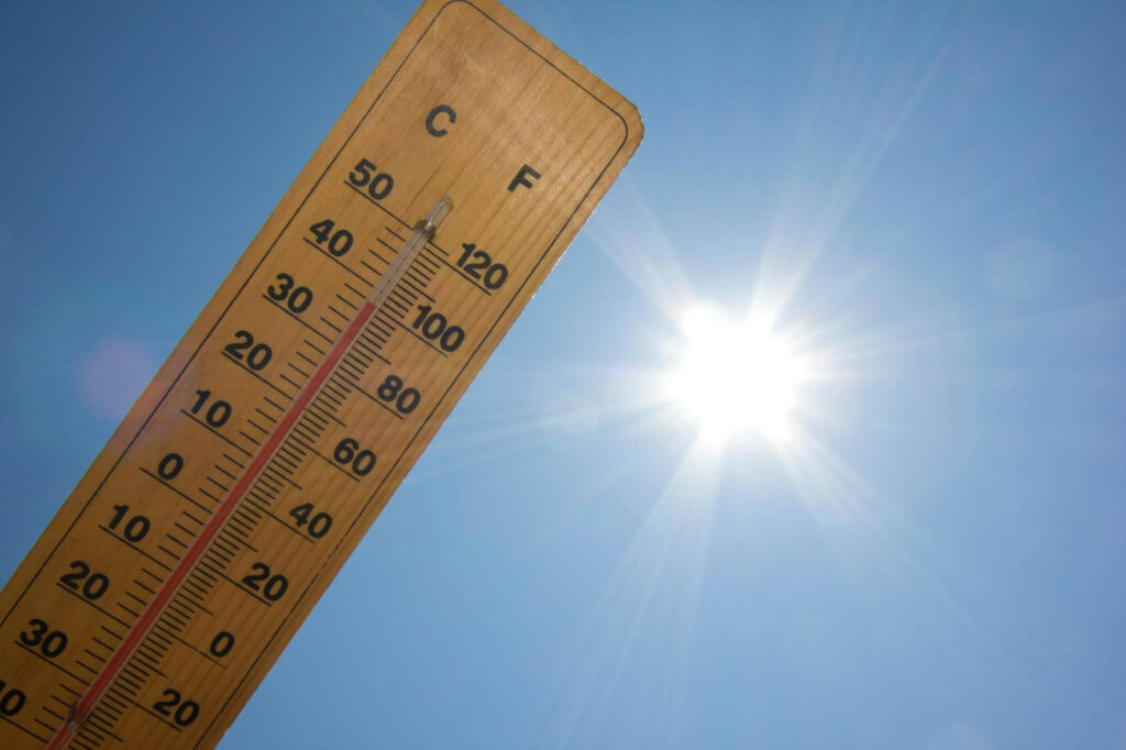Termometr pokazujący wysoką temperaturę – upał może być powodem ogłoszenia Hitzefrei w niemieckiej szkole