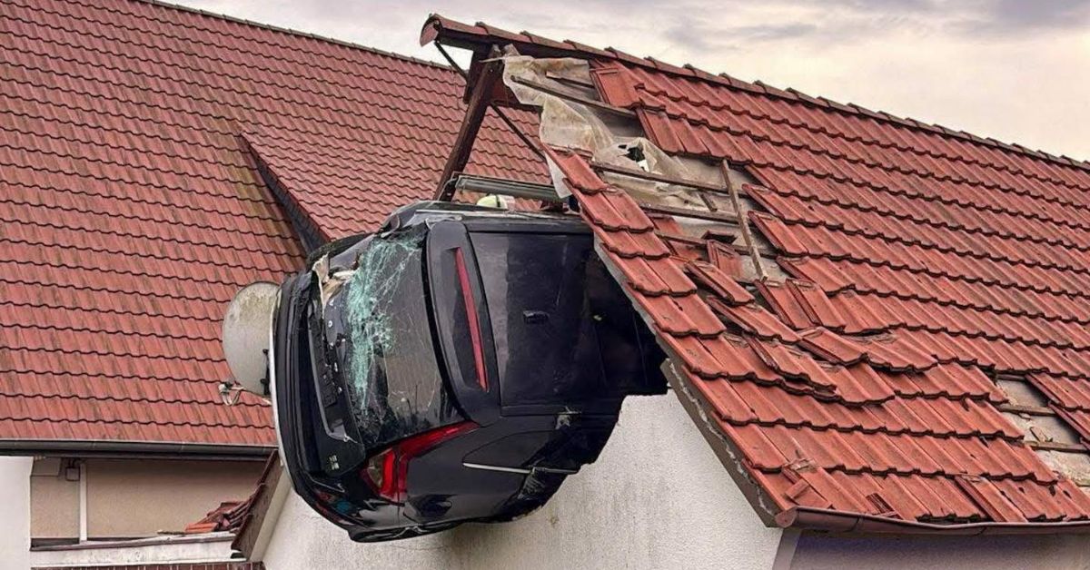 Niemcy, Dolna Saksonia, Bohmte, aktualności, aktualności Niemcy, wypadek, auto w ścianie, SUV w ścianie, wypadek w Bohmte, wypadek w Dolnej Saksonii, samochód, samochód w ścianie,