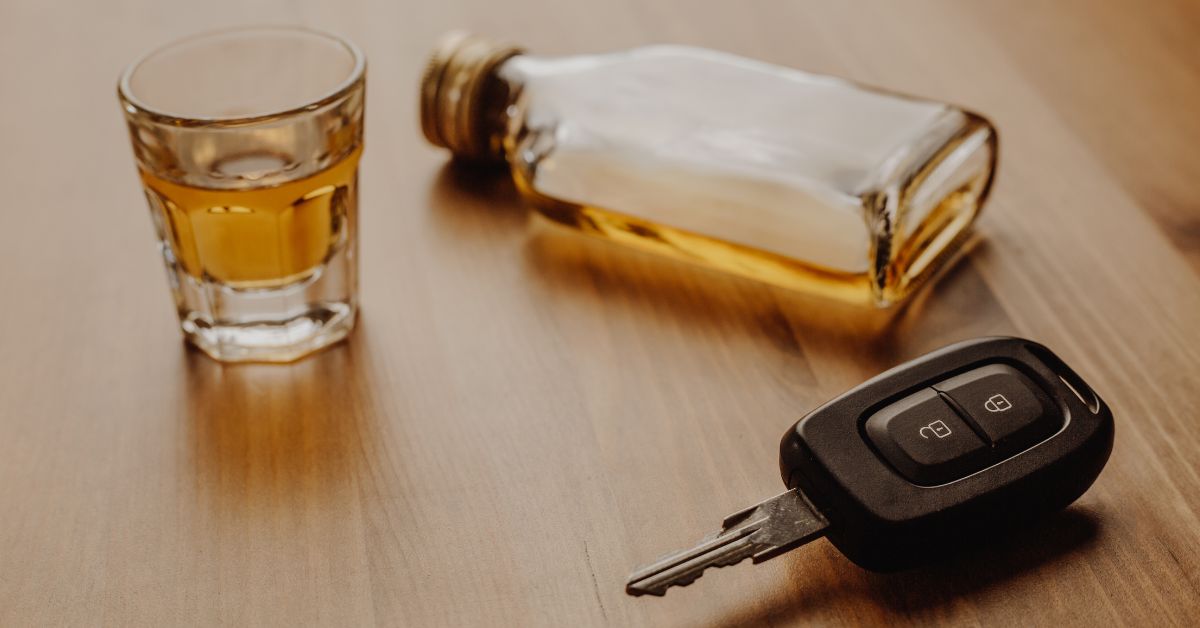 pijany kierowca, kierowca na podwójnym gazie, alkohol za kółkiem, alkohol, klucze samochodowe