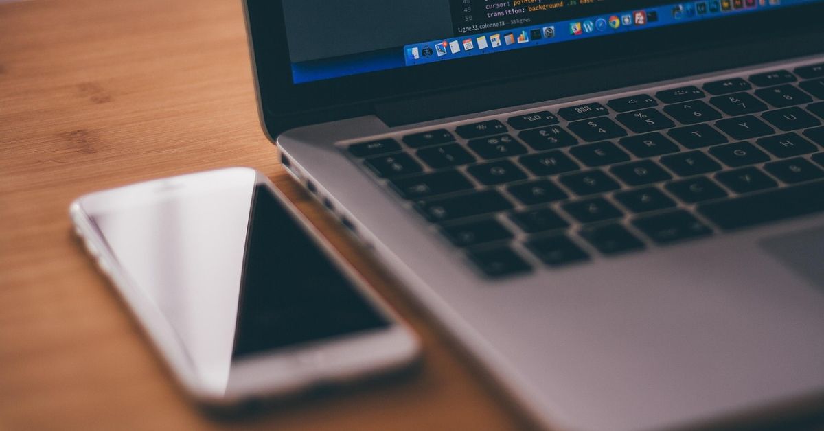 weryfikacja dwuetapowa, laptop, smartfon