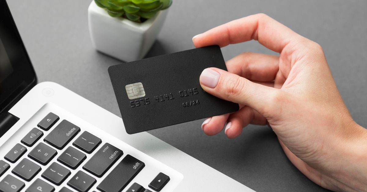 konto bankowe, Niemcy, otworzyć konto, bank, wybór banku, przeprowadzka, praca w Niemczech, finanse, opłaty, usługi bankowe, porównywarka, konto dla jednej osoby, konto dla dwóch osób, wpływy miesięczne, Preis-Leistung, Leistung, Bonus, bank typ, Direktbanken, Filialbanken, Regionalbanken, Neobanken, kontoführungsgebühr, bezpłatne wypłaty, karta, Girocard, Debitkarte, Kreditkarte, płatności mobilne, Google Pay, Apple Pay, Schufa, bez weryfikacji, młodzi ludzie, partnerkarte, wpłata gotówki, oprocentowanie, bonusy, składanie wniosku, dokumenty, meldunek, Steuer-ID, zatrudnienie, karta kredytowa, rodzaje kont, Girokonto, Basiskonto, Onlinekonto, dowód tożsamości, meldunek, numer identyfikacji podatkowej, wniosek online, potwierdzenie tożsamości, VideoIdent, PostIdent, adres w Niemczech, konto internetowe, konto bezpłatne, warunki opłat, meldunek znaczenie, Sparkasse, Postbank, Commerzbank, DKB, ING, N26, Wise, Monese, banki internetowe, darmowe konto, przelewy SEPA, przelewy do Polski, IBAN, kurs wymiany, fintech, Wise,