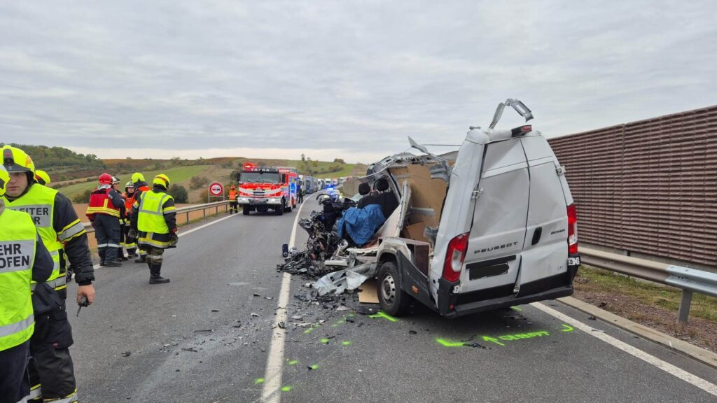 wypadek w Austrii, ciężarówka, polski autokar, autostrada A5 w Austrii, Drasenhofen, wypadek, wypadek w Austrii, wypadek polskiego autokaru w Austrii, Austria, aktualności, aktualności Austria,