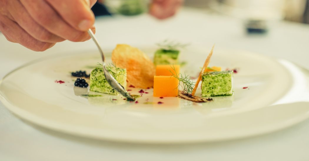 Guide Michelin 2025, najlepsze restauracje w Szwajcarii, Guide Michelin Schweiz 2025, restauracje, Szwajcarskie restauracje, gwiazdki Michelin, Memories, Cheval Blanc by Peter Knogl, Restaurant de l'Hôtel de Ville, Schloss Schauenstein, aktualności, aktualności Szwjcaria, restauracje z gwiazdkami Michelin w Szwajcarii,