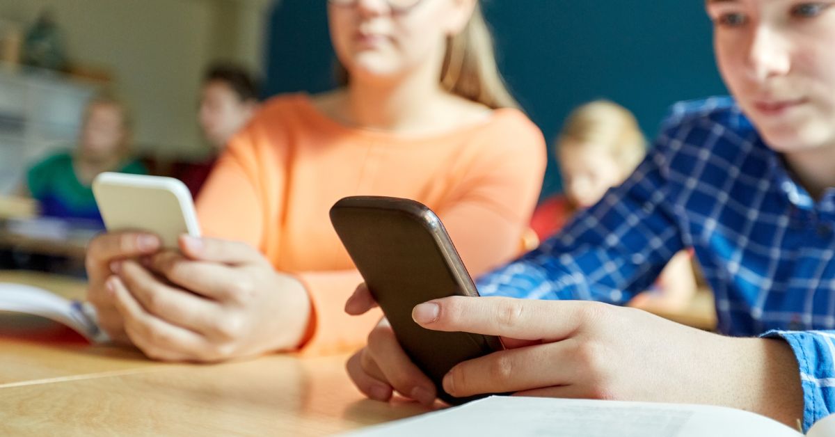zakaz użyuwania telefonów w szkole telefon, uczniowie, szkoła,