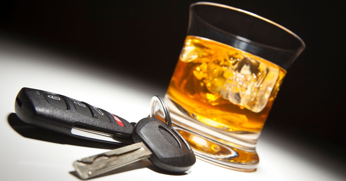 alkohol, kierowca, klucze samochodowe, prowadzenie po pijaku, pijaństwo