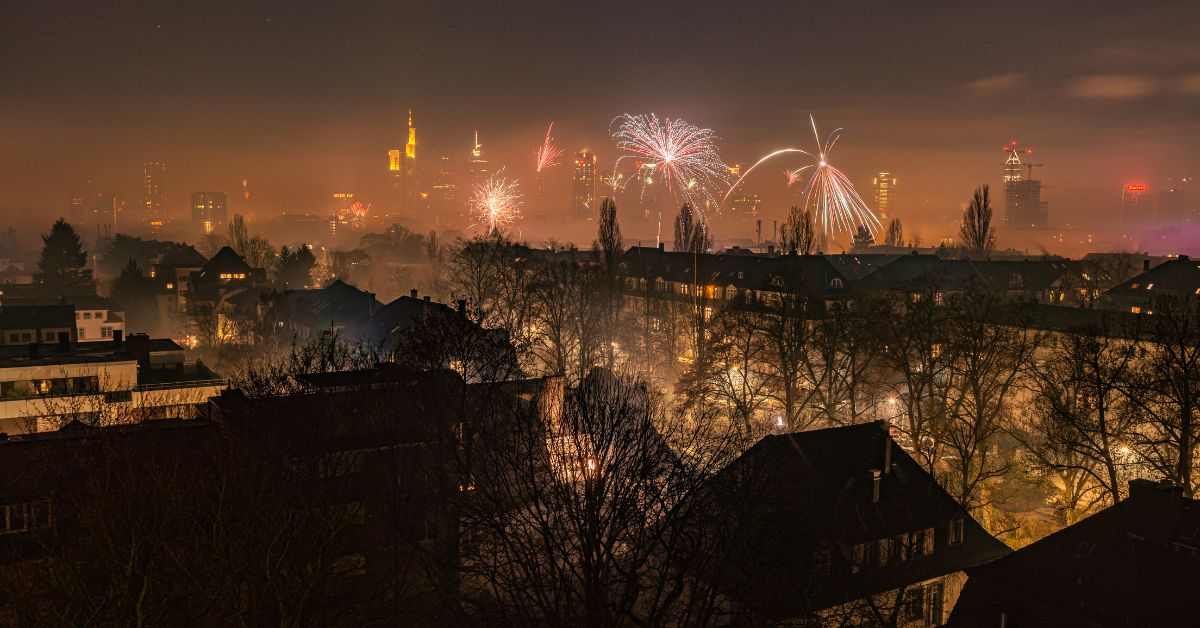 Sylwester Szwajcaria 2025, Nowy Rok Szwajcaria 2025, Sylwester w górach Szwajcarii, Sylwester w miastach Szwajcarii, galadinner Sylwester Szwajcaria, tradycje sylwestrowe Szwajcaria, pokazy fajerwerków Szwajcaria, rodzinny Sylwester Szwajcaria, imprezy sylwestrowe Szwajcaria, Sylwester w Zurychu, Sylwester w Bazylei, Sylwester w Interlaken, Sylwester w Davos, Sylwester w Gstaad, Sylwester w Leukerbad, Sylwester w Appenzell, Sylwester w Rigi, Sylwester w Tessinie, Sylwester w Arosie, noworoczne festiwale Szwajcaria, Sylwester, Szwajcaria, Sylwester w Szwajcarii,