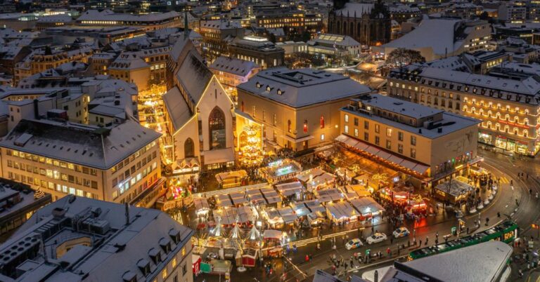 Bazylejski jarmark bożonarodzeniowy, Bazylea, najpiękniejszy jarmark, świąteczne atrakcje, Bajkowy Las, Münsterplatz, Barfüsserplatz, jarmark w Szwajcarii, jarmark w Bazylei, CNN, Szwajcaria, aktualności, aktualności Szwajcaria, jarmark,