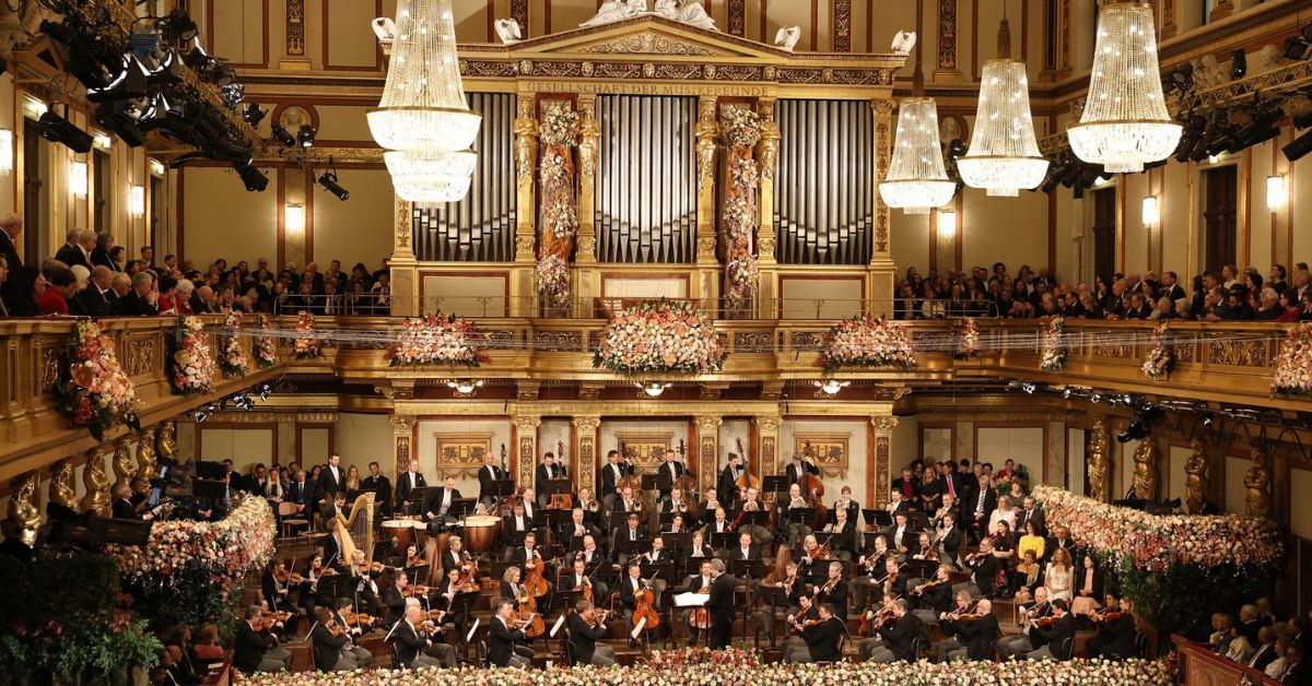 Koncert Noworoczny 2026, Filharmonicy Wiedeńscy, Wiener Philharmoniker, Złota Sala, Goldener Saal, Wiedeń, Yannick Nézet-Séguin, program koncertu, Marsz Radetzky’ego, Johann Strauss, bilety, loteria biletowa, transmisja TV, online, TVP2, TVP Kultura, Polskie Radio, ORF 2, Ö1, muzyka klasyczna, tradycja wiedeńska, aranżacje florystyczne, koncert sylwestrowy, Silvesterkonzert, koncert próbny, Probekonzert, Rathausplatz, Wiedeński Balet Narodowy, elegancki strój, strój wizytowy, historia koncertu, 1939 rok, czas trwania koncertu, 2,5 godziny, transmisja online, TVP VOD, Koncert Noworoczy Wiedeńskich Filharmoników, Wiedeń, austria, Koncert, Koncert Noworoczny,
