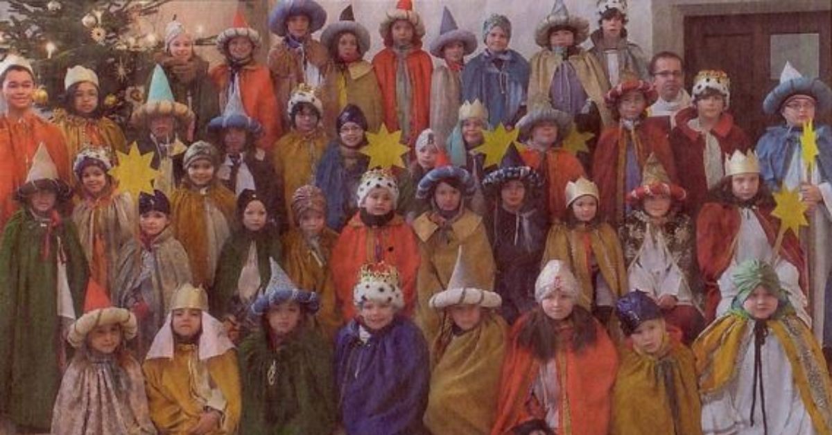 kolędowanie w niemczech, kolęda w niemczech, sternsinger co to, sternsinger niemcy, kolędnicy w niemczech, czy ksiądz chodzi po kolędzie w niemczech, kolęda niemcy zasady, niemieckie kolędowanie jak wygląda, tradycje świąteczne w niemczech, zwyczaje bożonarodzeniowe niemcy, święta bożego narodzenia w niemczech, kolęda a niemcy, różnice kolęda polska niemcy, sternsinger dzieci, aktion dreikönigssingen co to, c+m+b znaczenie niemcy, napis c+m+b niemcy, poświęcenie domu w niemczech, haussegnung co to, wizyta księdza w niemczech, czy w niemczech jest kolęda, niemieckie kolędy nazwy, weihnachtslieder lista, stille nacht historia, o tannenbaum znaczenie, kolęda niemiecka tłumaczenie, życie w niemczech święta, polacy w niemczech święta, boże narodzenie niemcy zwyczaje, sternsinger kiedy chodzą, sternsinger do kiedy, sternsinger datek ile dać, sternsinger dzieci w koronach, niemcy kolędnicy dzieci, kolęda w niemczech dzieci, święta w niemczech dla polaków, niemcy tradycje religijne święta, kolędowanie, Niemcy, Sternsinger,