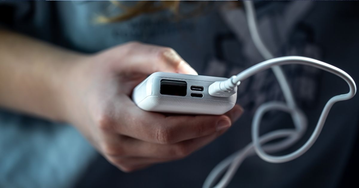 powerbank, ładowanie telefonu, samolot, urządzenia elektroniczne, swiss, edelweiss, powerbank w samolocie