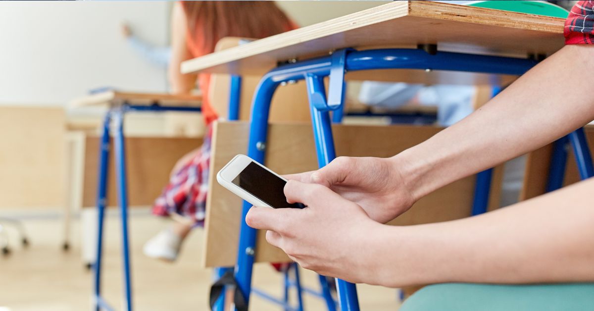 telefon w szkole, telefon, smartfon, szkoła, klasa, zakaz używania telefonu w szkole
