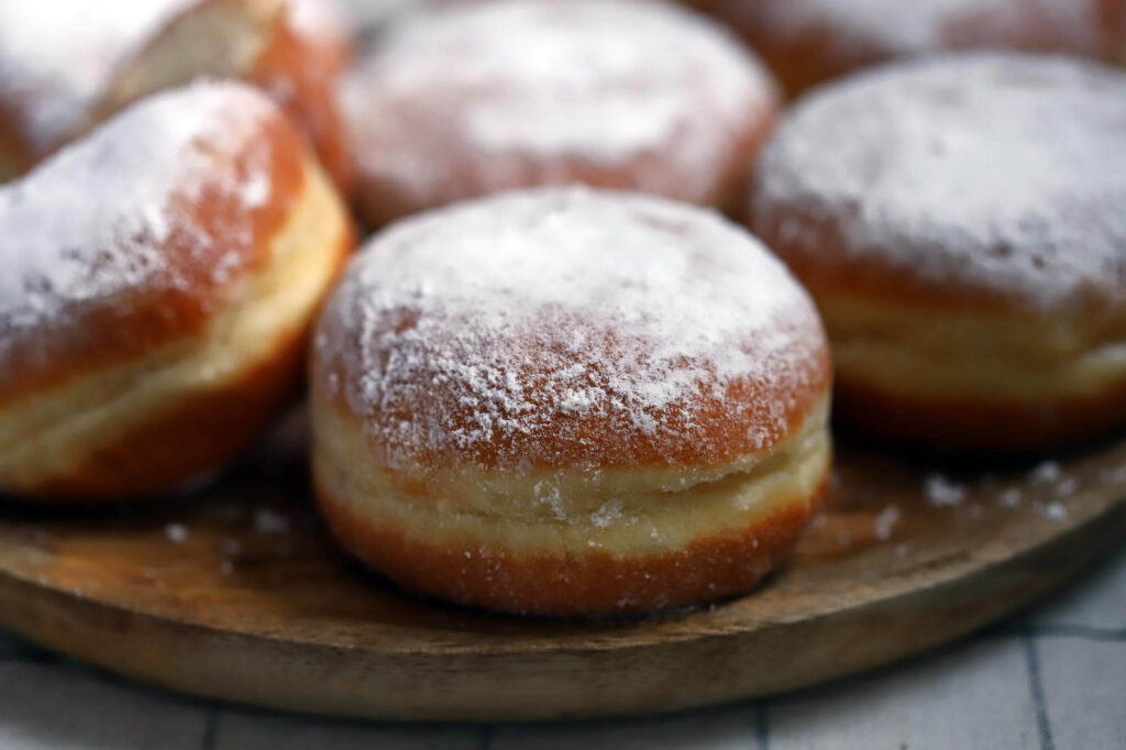 Tłusty Czwartek, Tłusty Czwartek w Niemczech, Weiberfastnacht, Weiberfastnacht Niemcy, Niemcy, karnawał w Niemczech, Straßenkarneval, niemiecki karnawał, obcinanie krawatów w Niemczech, kobiety obcinają krawaty, krawat symbol władzy, Rathaussturm, szturm na ratusz Niemcy, Altweiber, Fettdonnerstag, Schmotziger Donnerstag, Schwerdonnerstag, Unsinniger Donnerstag, Fasching, Tłusty Czwartek po niemiecku, jak Niemcy obchodzą Tłusty Czwartek, tradycje karnawałowe Niemcy, zwyczaje Weiberfastnacht, pączki w Niemczech, Berliner Pfannkuchen, Berliner pączek, Pfannkuchen Niemcy, Krapfen, Faschingskrapfen, Kreppel, pączki niemieckie nazwy, Tłusty Czwartek a Weiberfastnacht, Polska vs Niemcy Tłusty Czwartek, różnice kulturowe Polska Niemcy, święta w Niemczech karnawał, czy Weiberfastnacht jest dniem wolnym, 