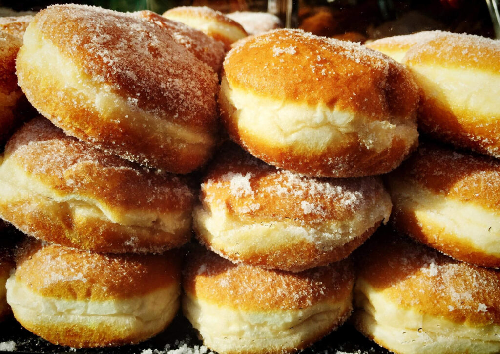 Schmutziger Donnerstag, Schmudo, Tłusty Czwartek, Szwajcaria, karnawał w Szwajcarii, Fasnacht, Fasnacht Szwajcaria, szwajcarski karnawał, Tłusty Czwartek w Szwajcarii, Schmutziger Donnerstag Szwajcaria, różnice Polska Szwajcaria, święta w Szwajcarii, dni wolne w Szwajcarii, Schmutziger Donnerstag dzień wolny, Fasnachtsferien, pączki w Szwajcarii, Berliner pączek, Fasnachtschüechli, Schenkeli, Zigerkrapfen, szwajcarskie słodycze, tradycyjne wypieki Szwajcaria, Tłusty Czwartek za granicą, życie w Szwajcarii, Polacy w Szwajcarii, polskie pączki w Szwajcarii, święta katolickie Szwajcaria,  początek karnawału Szwajcaria, kultura Szwajcarii, 