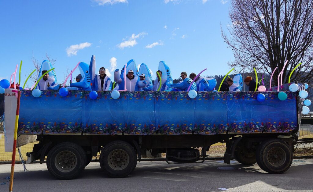 Faschingsdienstag, Austria, ostatki, ostatki w Austrii, Faschingsdienstag Austria, Faschingsdienstag 2026, karnawał w Austrii, kiedy są ostatki w Austrii, tradycje Faschingsdienstag, Faschingsumzug Austria, Faschingskrapfen, Faschingsdienstag w pracy, Faschingsschluss, wcześniejsze zakończenie pracy Austria, kostium w pracy Faschingsdienstag, alkohol w pracy Fasching, etykieta w biurze Austria, sklepy otwarte Faschingsdienstag, zakupy w ostatki Austria, supermarkety Austria Fasching,