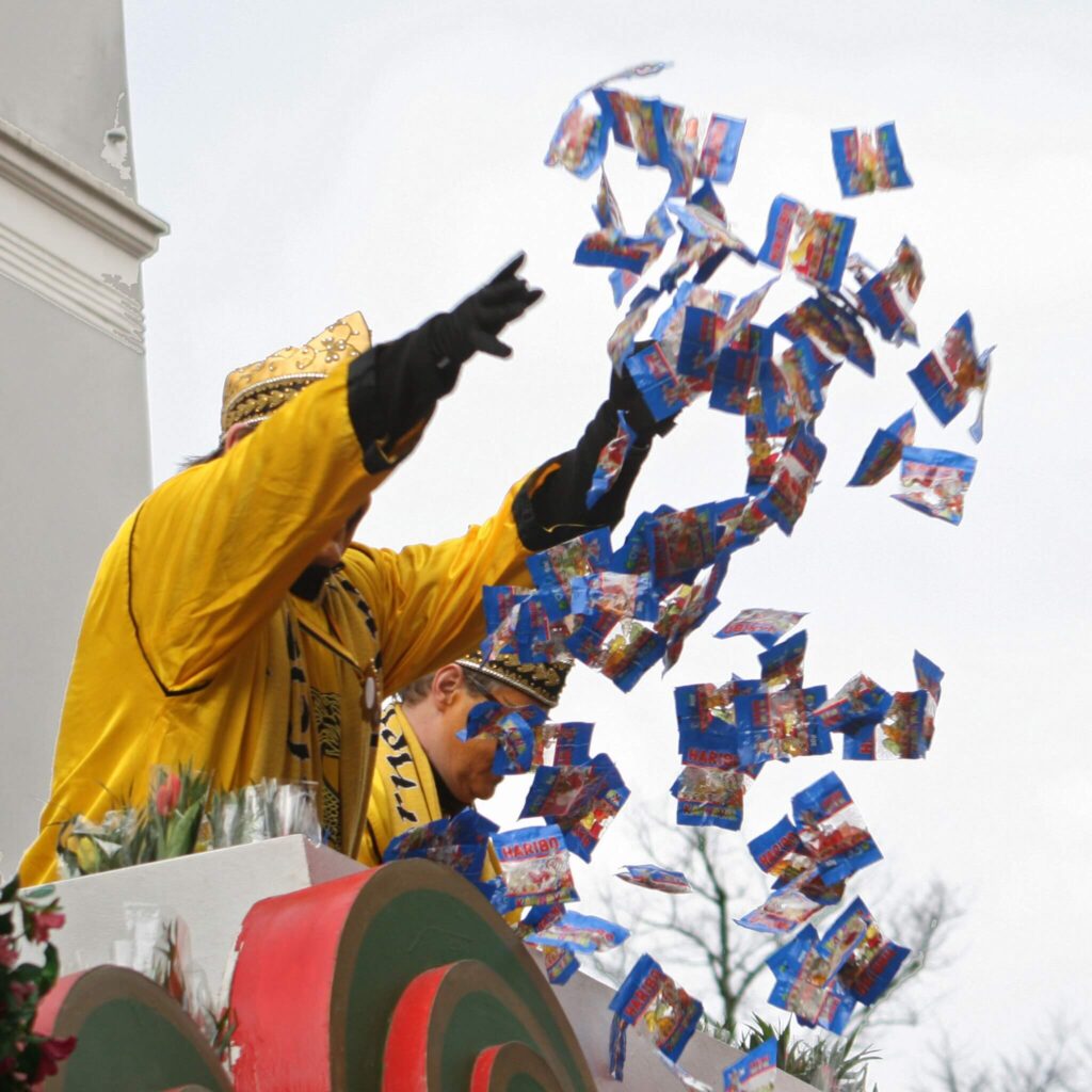 Rosenmontag, Różany Poniedziałek, Niemcy, niemiecki karnawał, Rosenmontag 2026, Rosenmontag Kolonia, Rosenmontag Düsseldorf, kiedy wypada Rosenmontag 2026, czy Rosenmontag jest dniem wolnym, Rosenmontag tradycje i zwyczaje, Rosenmontag parady i Kamelle, satyra polityczna na Rosenmontag, Rosenmontag vs polski karnawał, Rosenmontagszug, pochód karnawałowy Niemcy, Kamelle słodycze Rosenmontag, Strüßje kwiaty karnawał, Bützchen buziaki Rosenmontag, Alaaf i Helau okrzyki, karnawał Nadrenia, Kolonia karnawał, Düsseldorf Rosenmontag, Mainz Rosenmontag, Bonn karnawał, historia Rosenmontag, etymologia Rosenmontag, pierwsza parada Rosenmontag, tradycje karnawałowe Niemcy,