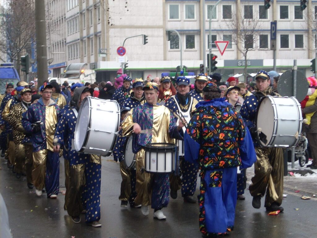 Rosenmontag, Różany Poniedziałek, Niemcy, niemiecki karnawał, Rosenmontag 2026, Rosenmontag Kolonia, Rosenmontag Düsseldorf, kiedy wypada Rosenmontag 2026, czy Rosenmontag jest dniem wolnym, Rosenmontag tradycje i zwyczaje, Rosenmontag parady i Kamelle, satyra polityczna na Rosenmontag, Rosenmontag vs polski karnawał, Rosenmontagszug, pochód karnawałowy Niemcy, Kamelle słodycze Rosenmontag, Strüßje kwiaty karnawał, Bützchen buziaki Rosenmontag, Alaaf i Helau okrzyki, karnawał Nadrenia, Kolonia karnawał, Düsseldorf Rosenmontag, Mainz Rosenmontag, Bonn karnawał, historia Rosenmontag, etymologia Rosenmontag, pierwsza parada Rosenmontag, tradycje karnawałowe Niemcy,